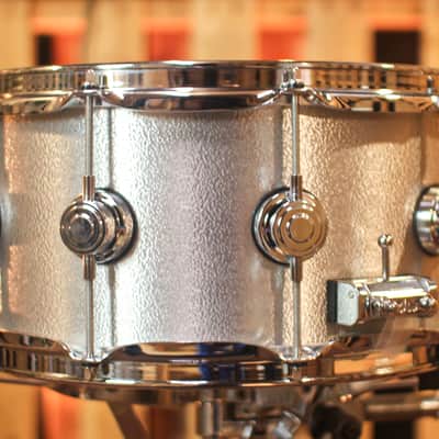 DW 6.5x14 Collector's 3mm Wrinkle Coat Aluminum Snare Drum - DRVA6514SVC image 3