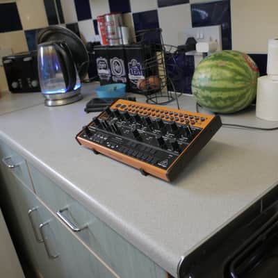 Behringer Grind Spice Crave Edge 22° Tabletop Desktop Studio Stand image 3