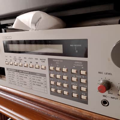 Akai S900 MIDI Digital Sampler 1986 - White