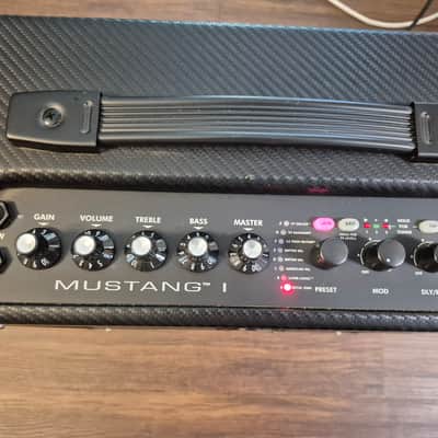Fender Mustang I V.2 20-Watt 1x8" Modeling Guitar Combo 2013 - 2018 - Black image 3