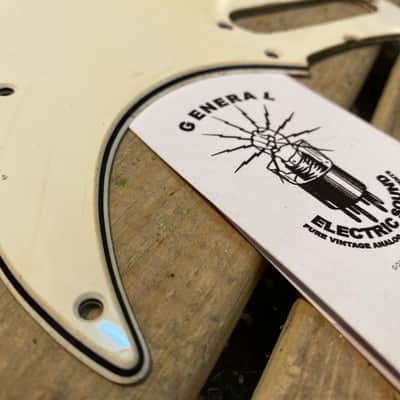 General Vintage Tone  Stratocaster 1962 pickguard 3 ply Aged guard vintage WH 1962 White image 3