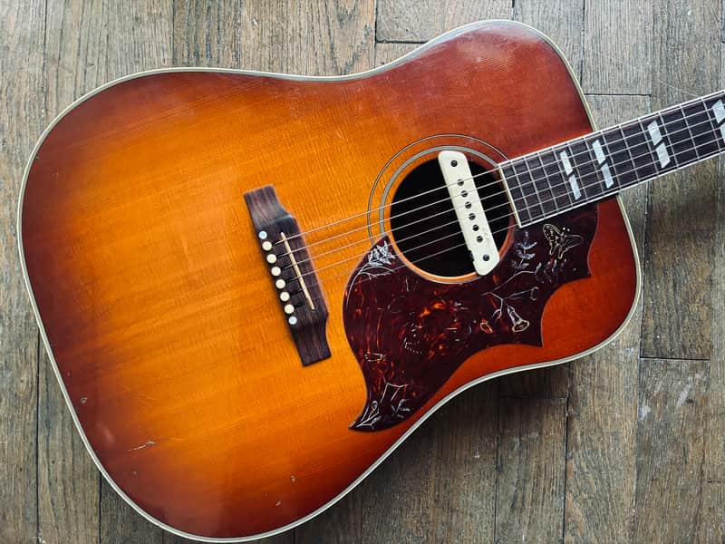 Gibson hummingbird 2003 - Burst image 1