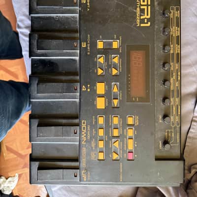 Roland GR-1 Guitar Synthesizer 1992 - 1996 - Black