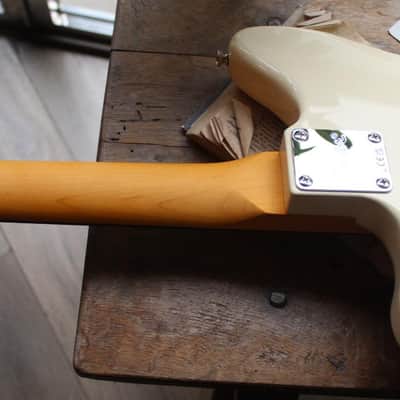 SQUIER "J.Mascis Jazzmaster with Laurel Fretboard Olympic White" 3, 80 KG image 9