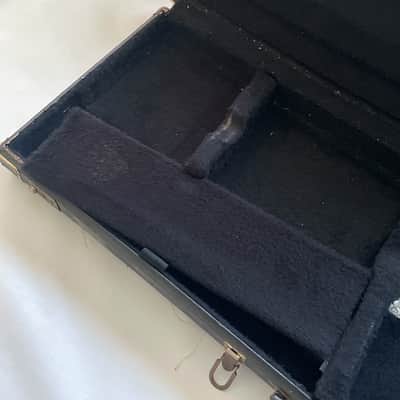 Immagine 1980's Kramer Pacer, Baretta, Sustainer Black Tolex Hardshell Electric Guitar Case (Rough Shape, Needs repair) - 24