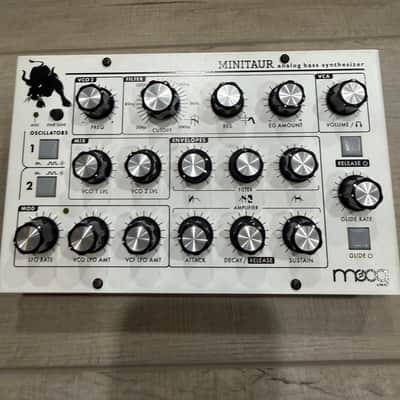 Moog Minitaur - White