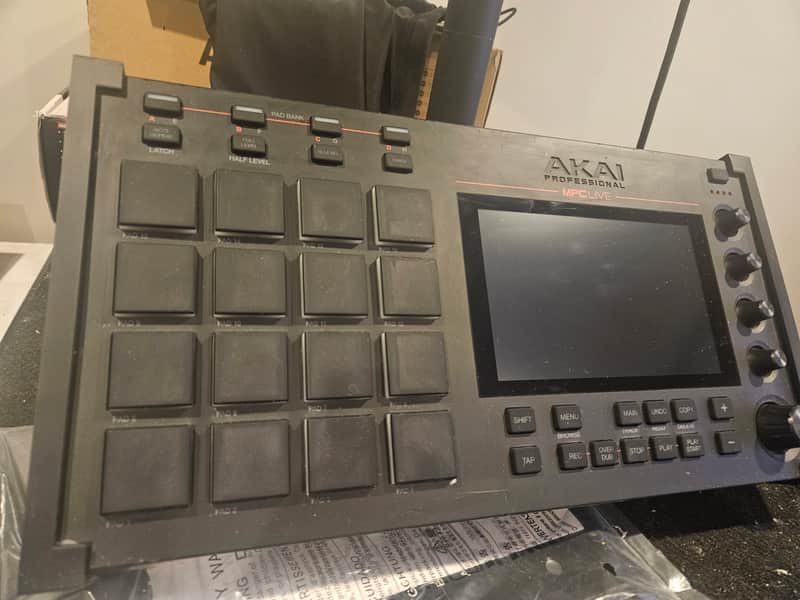Akai MPC Live Standalone Sampler / Sequencer