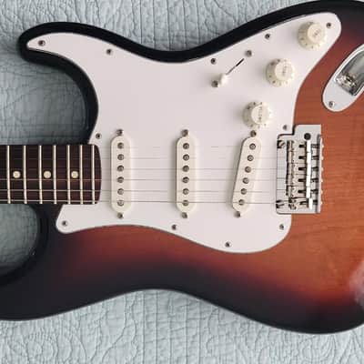 Fender Fender Stratocaster w/Pau Ferro Neck MIM Stratocaster 2019 Sunburst 2019 - Sunburst image 2