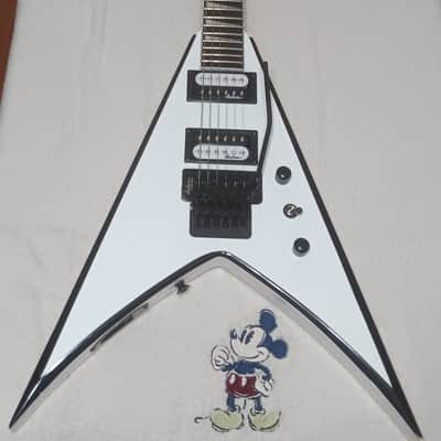 Jackson JS 32 King V Flying V-FR Electric Guitar - White/Black Bevel image 1