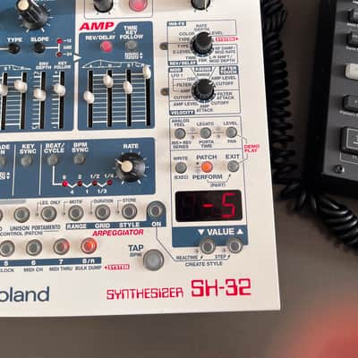 Roland SH-32 Desktop Synthesizer Module 2002 - 2004 - White image 3