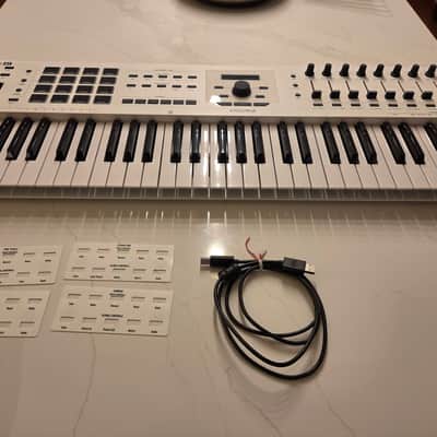 Arturia KeyLab 61 MkII MIDI Controller 2018 - Present - White image 4