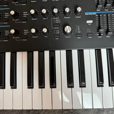 Novation Summit 61-Key 16-Voice Polyphonic Synthesizer Excellent image 10