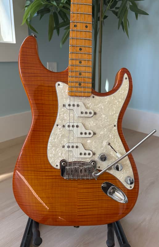 G&L USA Comanche 2005 - excellent - AAA Flame Maple Top / Birdseye Maple Neck - Honeyburst with Pearloid Pickguard