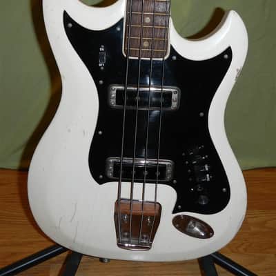 Vintage Hagstrom F400 (HIIB) bass,1967. Awesome  thin broomstick neck, all original. great bass. image 2