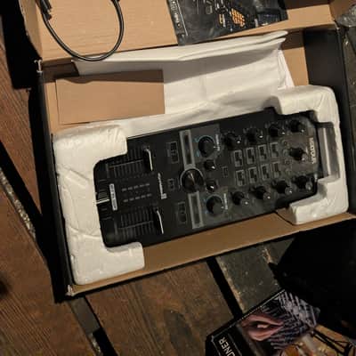 Reloop Mixtour Portable DJ Controller/Audio Interface 2010s - Black image 2