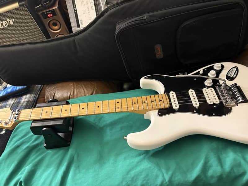 2022,Fender Player Stratocaster® Floyd Rose® HSS/MIM/Polar White..Fender Gig Bag. image 1