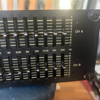 Yamaha Q2031A Dual-Channel Graphic Equalizer with rack mount bolts/washers. Looks near new. Ex-Church image 5
