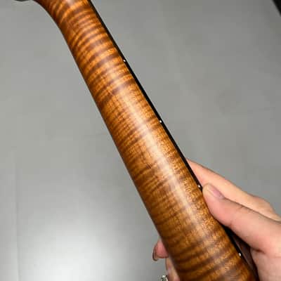 Striped Ebony Fretboard 22frets 5a Roasted flame Maple guitar neck Radius 12inch Round stainless steel 22 frets Roasted flame Maple guitar neck Striped Ebony fingerboard 25.5inch hole 10mm Radius: 12 inches image 5