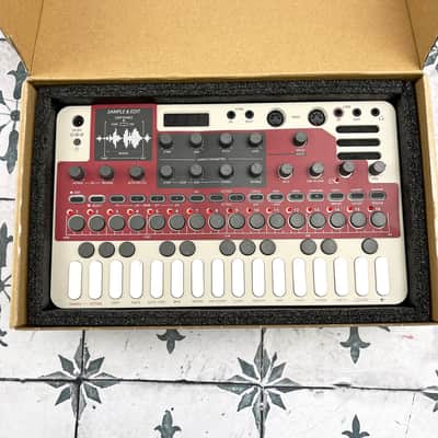 Sonicware Liven Lofi-12 27-Key Sampling Groovebox