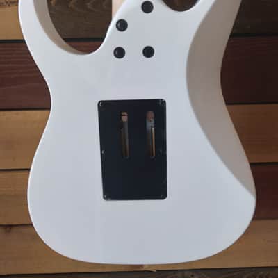 Ibanez - RG450DXB | RG Standard Series Electric Guitar / White image 7