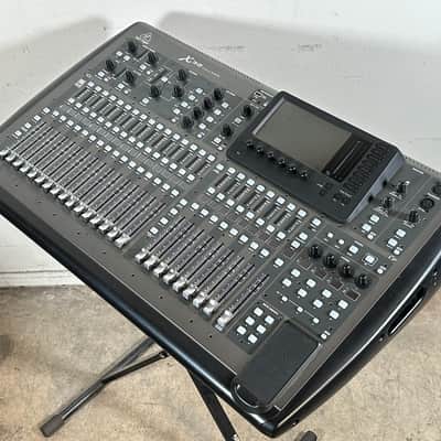Behringer X32 40-Input 25-Bus Digital Mixing Console image 1