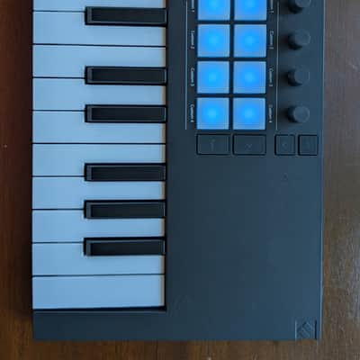 Novation Launchkey Mini 37 MKIV MIDI Keyboard Controller 2024 - Present - Black image 4
