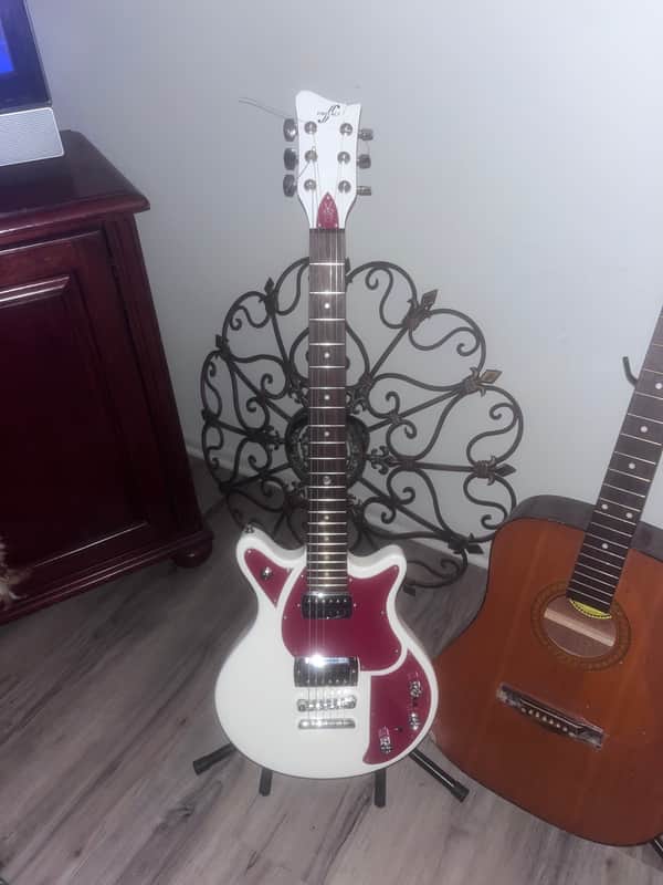 First Act Limited Edition Volkswagen Garage Master - White with Red Pickguard image 1