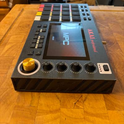 Akai MPC Live Standalone Sampler / Sequencer 2017 - 2020 - Black image 4