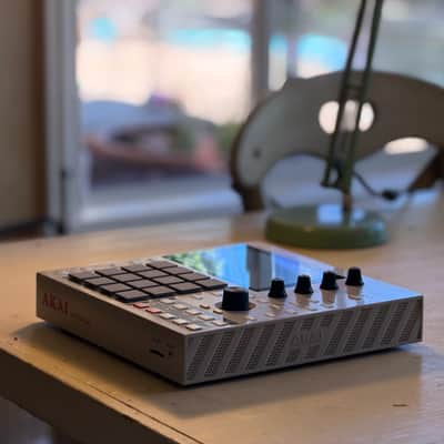 Akai MPC One Standalone MIDI Sequencer Retro Edition 2021 - Present Grey image 2