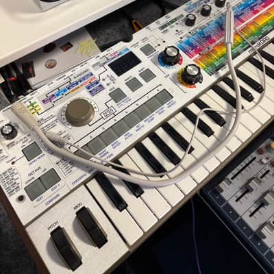 Korg MicroKORG 37-Key Synthesizer/Vocoder 2002 - 2019 - Silver image 4