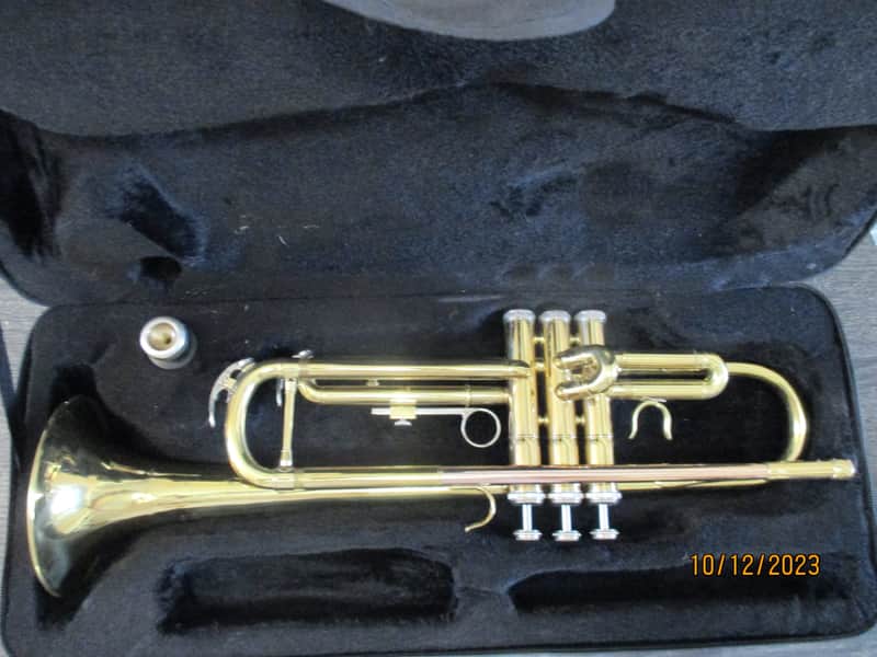 Glory brand trumpet with case and mouthpiece. image 1