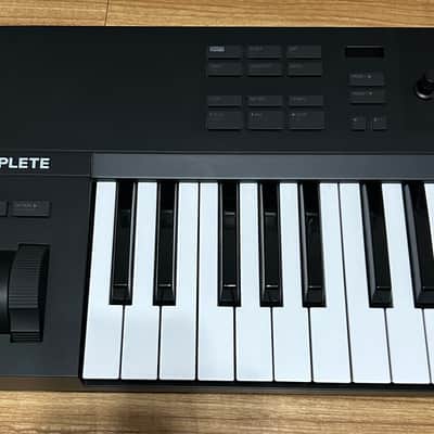 Native Instruments Komplete Kontrol A49 2018 - Present - Black image 2