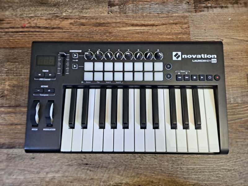 Novation Launchkey 25 MKII MIDI Keyboard Controller 2015 - 2020 - Black image 1