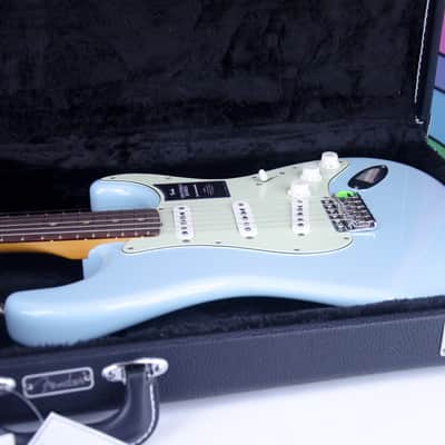 Fender Limited Edition Vintera® II Road Worn® '60s Stratocaster®, Rosewood Fingerboard, Sonic Blue image 11