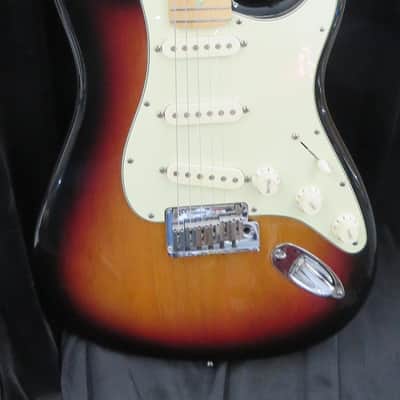 Fender American Deluxe Stratocaster with Maple Fretboard 2011 - 2015 - 3-Color Sunburst image 1