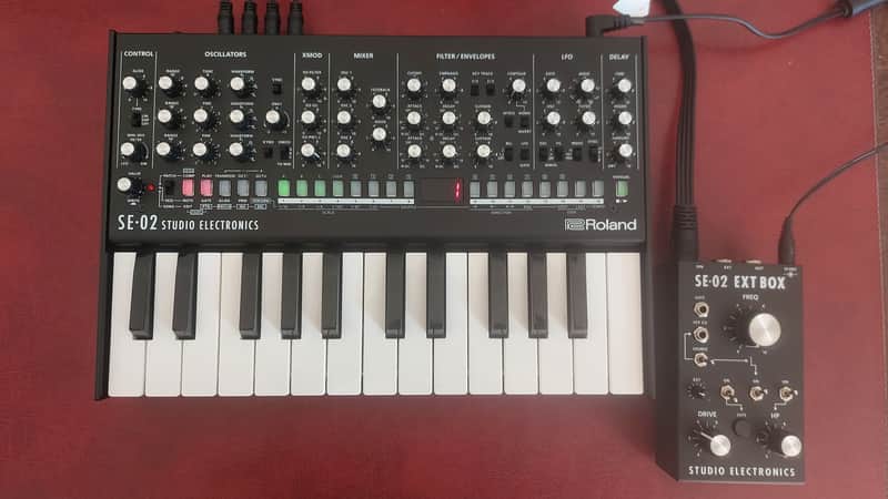 Roland SE-02 with EXT-Box, KM-25 and decksaver image 1