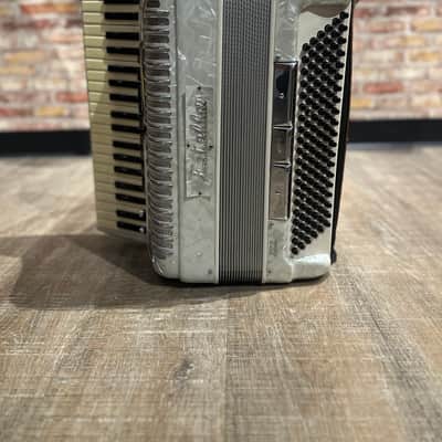 Estella Model III Electric Accordion image 4