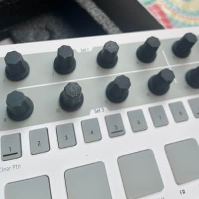 Immagine Arturia BeatStep Pro MIDI Controller 2017 - Present - White - 9