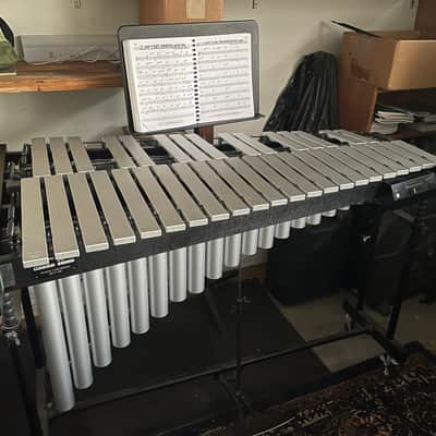Yamaha Intermediate Vibraphone, 3 Octave, Graduated Silver Bars, w/Motor & Cover image 2