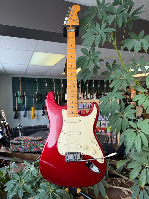 Fender Strat Plus with Maple Fretboard 1987 - 1998 - Candy Apple Red