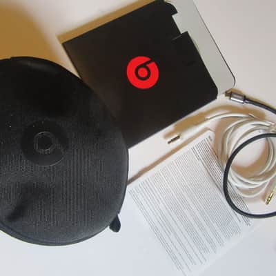 New Beats Solo3 Wireless  2020s image 12