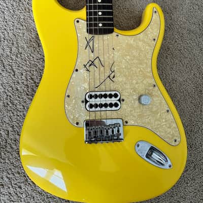 Original 2002 Fender Tom Delonge Limited Edition Stratocaster Strat Graffiti Yellow image 2