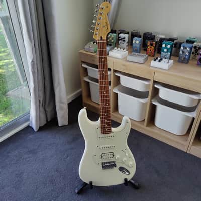 Fender Player Stratocaster HSS with Pau Ferro Fretboard - Polar White image 2