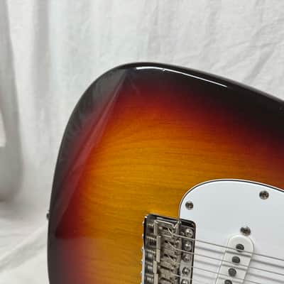 Fender American Vintage Reissue AVRI '62 Stratocaster Guitar with Case 1988 - 3-Color Sunburst / Rosewood fingerboard image 4