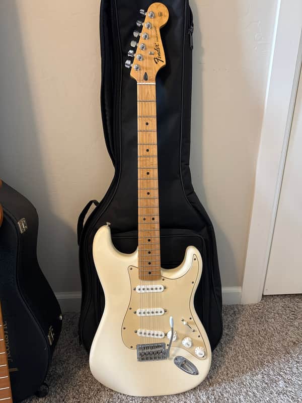Fender Mexican Stratocaster - 2012 - Arctic White image 1