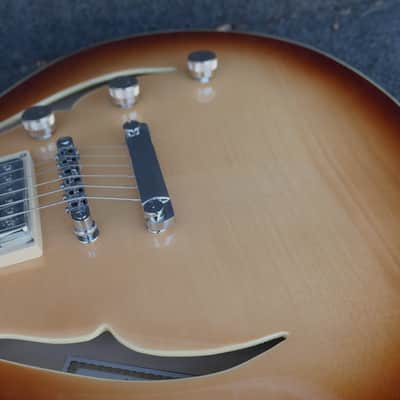 Hofner HCT-VTH-SP-SB Verythin CT SPECIAL Semi hollow Flame Maple Top New like 335 has 2 Humbuckers one a P90 image 9