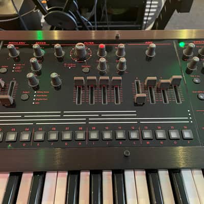 Roland JD-XA - Analog/Digital Crossover Synthesizer