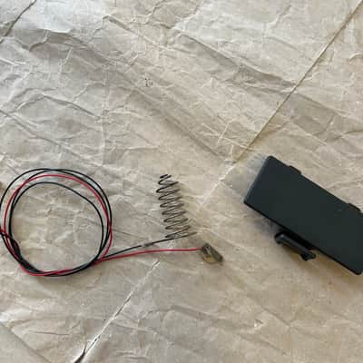 Yamaha  PSR-16 battery compartment door and terminal clips VGC