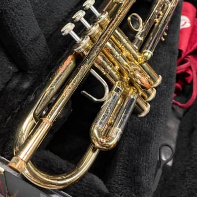 Bach Stradivarius Trumpet Model 37, Brass Finish image 2