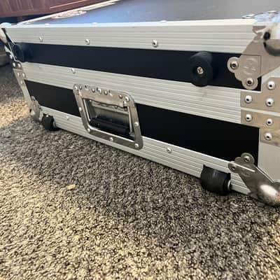 Road Runner Keyboard Flight Case with Casters Black 88 Key image 3